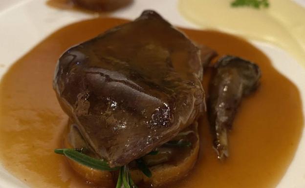 Paloma torcaz asada, tosta de higaditos y nabo relleno de setas del Zuberoa.