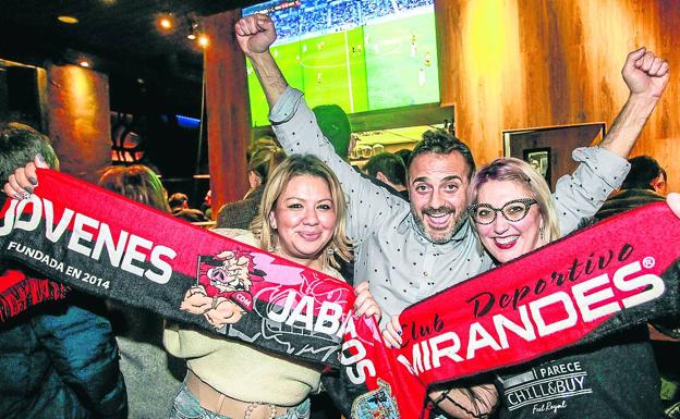 Con bufandas celebrando el más que merecido gol de Matheus.