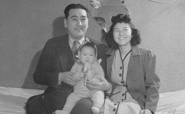 Robert Yoshio Kodama, espía del gobierno y pacificador de la Yakuza, junto a su mujer e hijo.