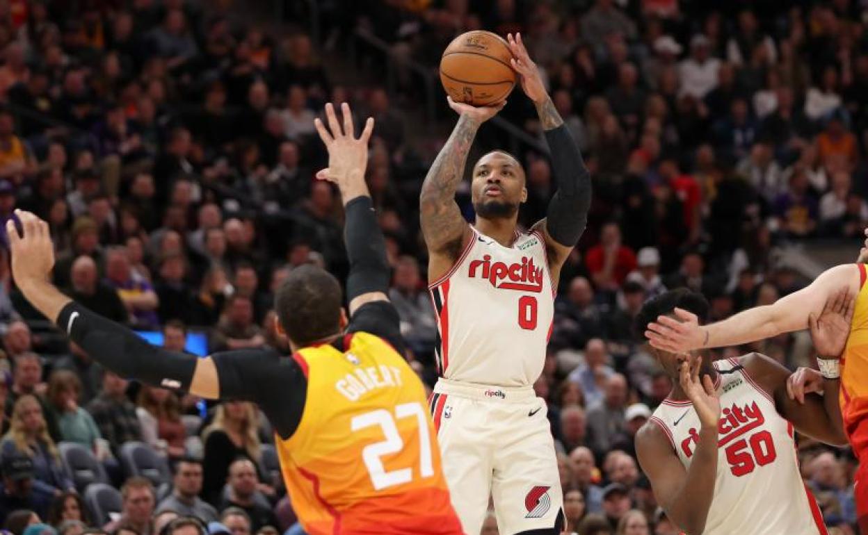 Lillard se levanta de tres frente a los Jazz. 