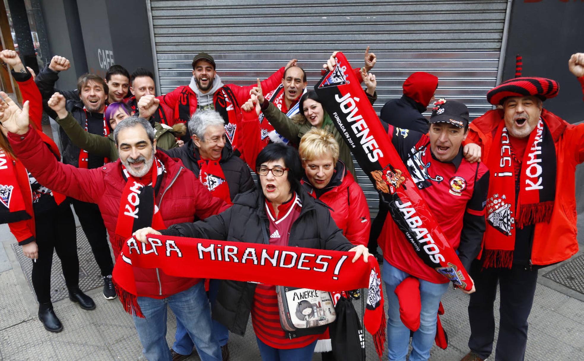 Un animado grupo de hinchas del Mirandés anima al equipo rojillo antes de partir a San Sebastián.