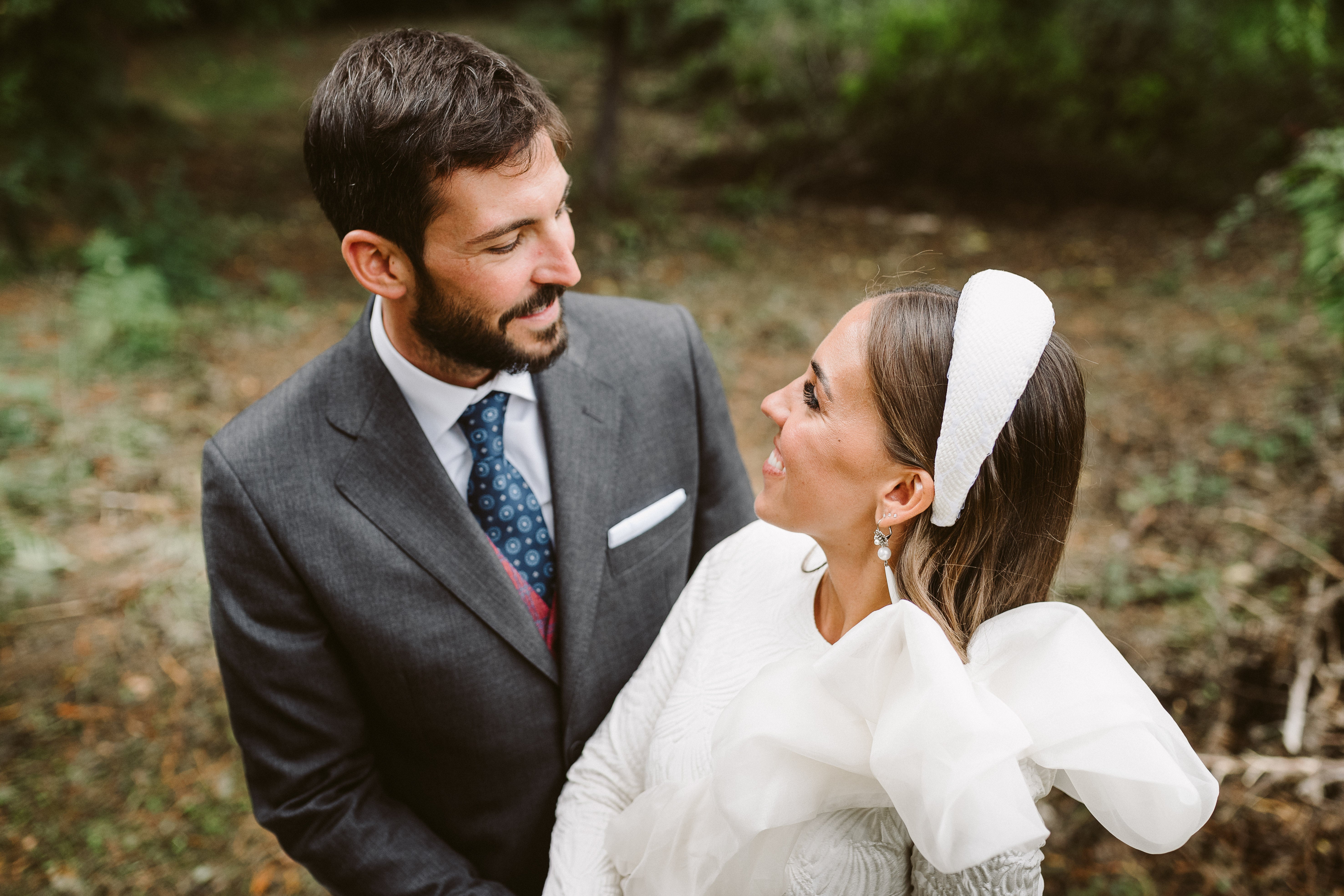 ¿Y qué decir del vestido de novia? Una elección de Alicia Rueda, única, potente y elegante que provocó ese 'efecto ¡wow!' que pretendía causar desde un principio. Era un diseño de cuello a caja, con mangas asimétricas y organza de seda en el hombro izquierdo que simulaba una lazada 'a medio hacer'.