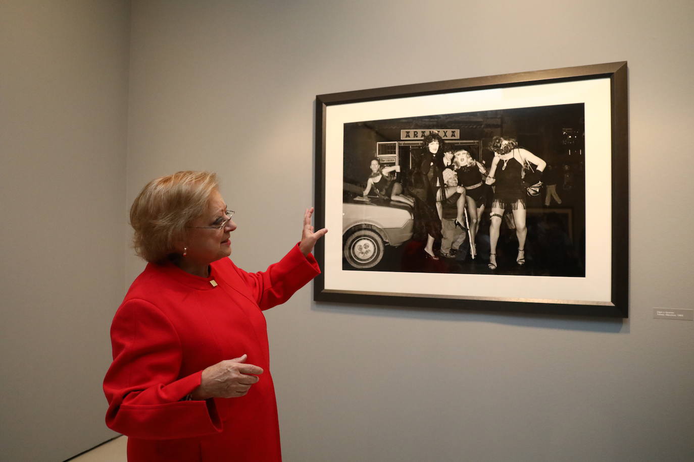 Cristina García Rodero con una foto de los carnavales de Tolosa. 