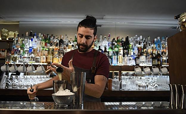 Rafa Reyes prepra un cóctel en 'La Mula'.