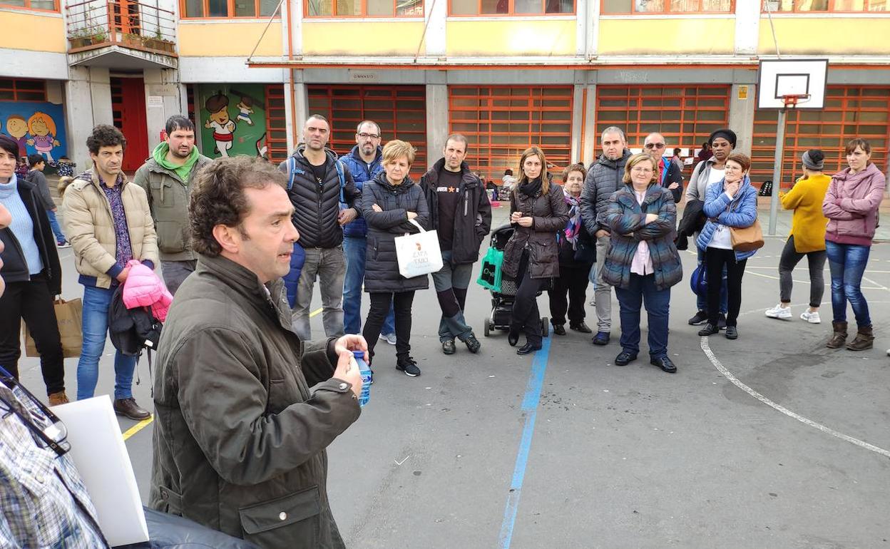 Juan Carlos Abascal se reunió el martes con padres del colegio San Lorenzo, próximo al vertedero. 