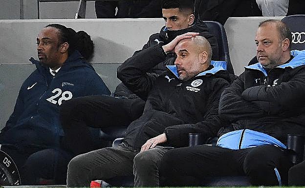 Guardiola se lamenta en un partido de la Premier.
