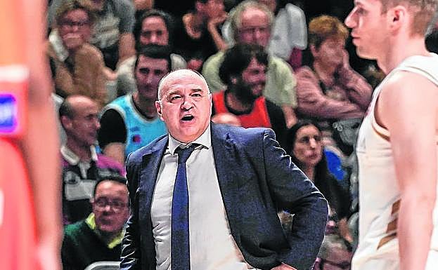 Pablo Laso da instrucciones a Fabien Causeur.