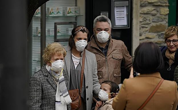 Vecinos de Ermua acuden con mascarilla a la manifestación.