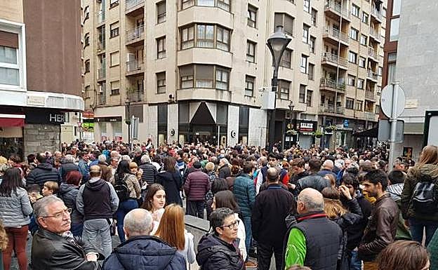 Los vecinos a punto de comenzar la marcha.