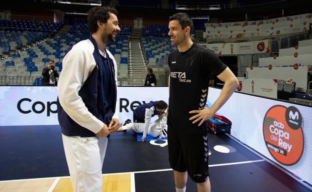 Rafa Martínez charla con Sergio Llull en el entrenamiento previo al partido del jueves. 