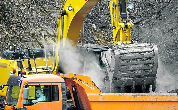 Trabajos de desescombro en la zona afectada por el derrumbe del vertedero..