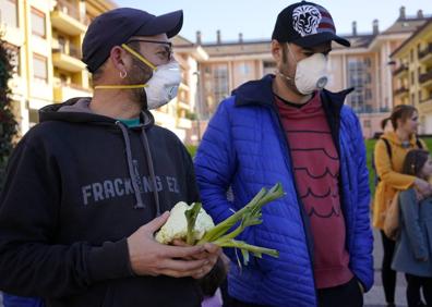 Imagen secundaria 1 - Vecinos de Ermua y Zaldibar han salido a la calle con mascarillas.