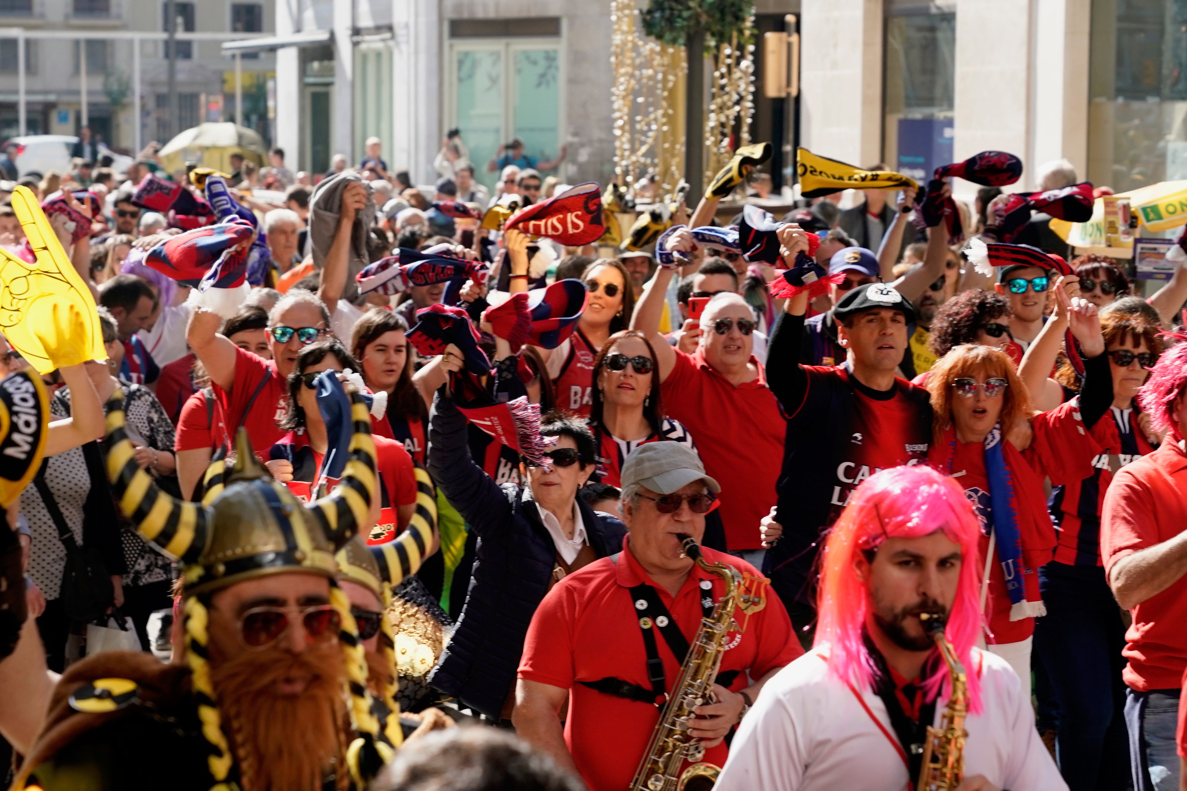 Fotos: La afición del Baskonia reina en la &#039;kalejira&#039; de una Copa sin su equipo
