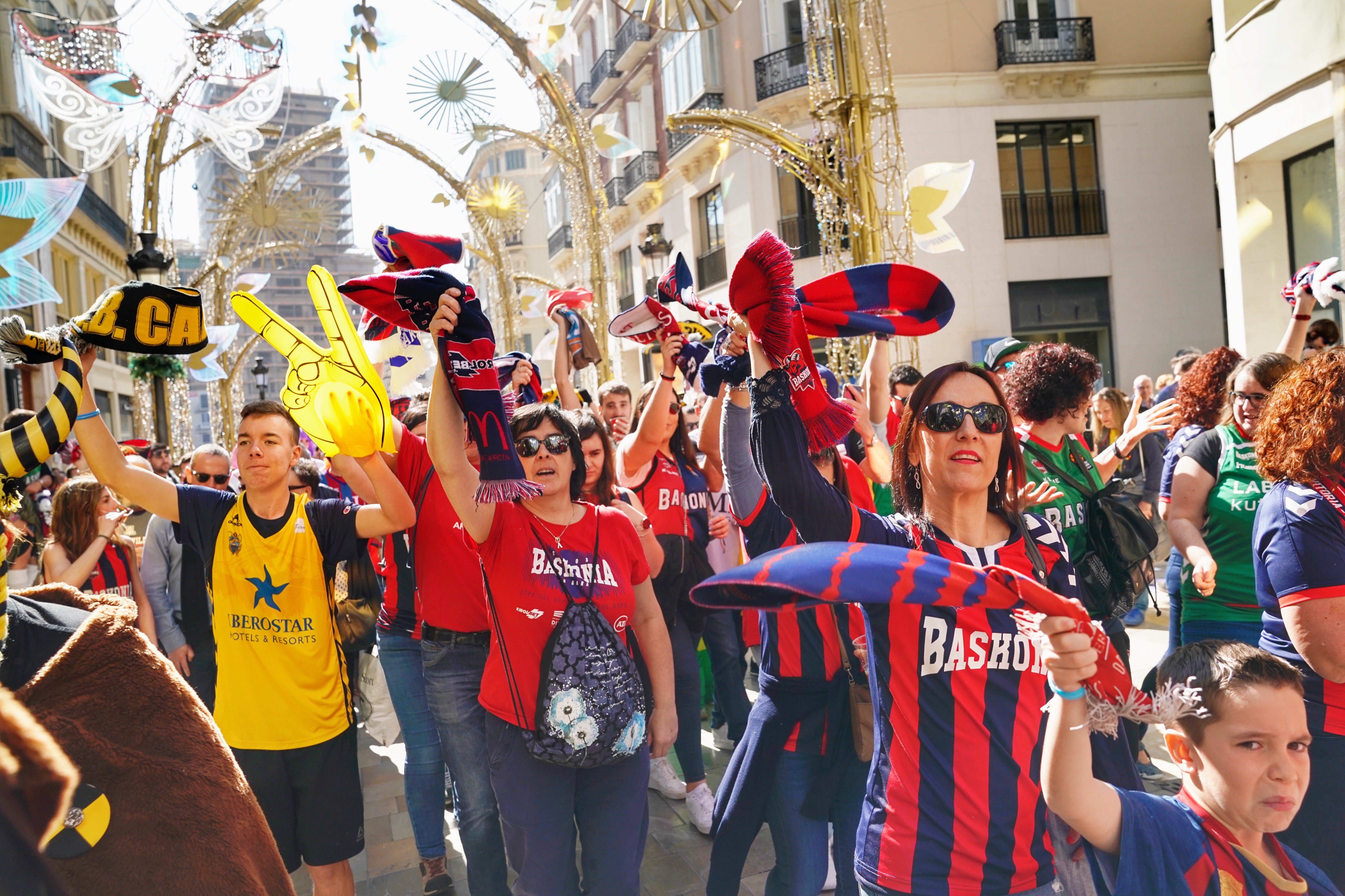 Fotos: La afición del Baskonia reina en la &#039;kalejira&#039; de una Copa sin su equipo