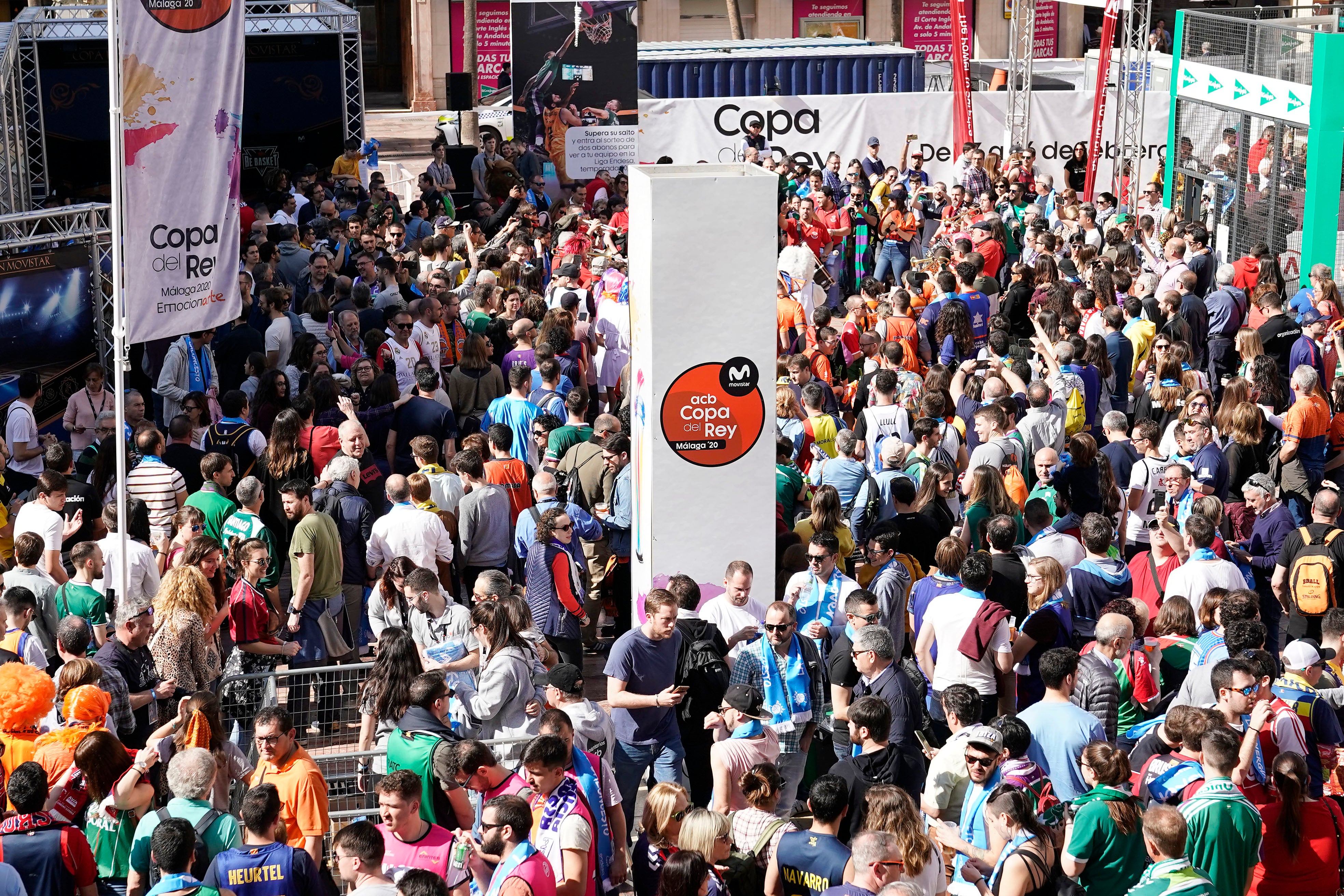 Fotos: La afición del Baskonia reina en la &#039;kalejira&#039; de una Copa sin su equipo