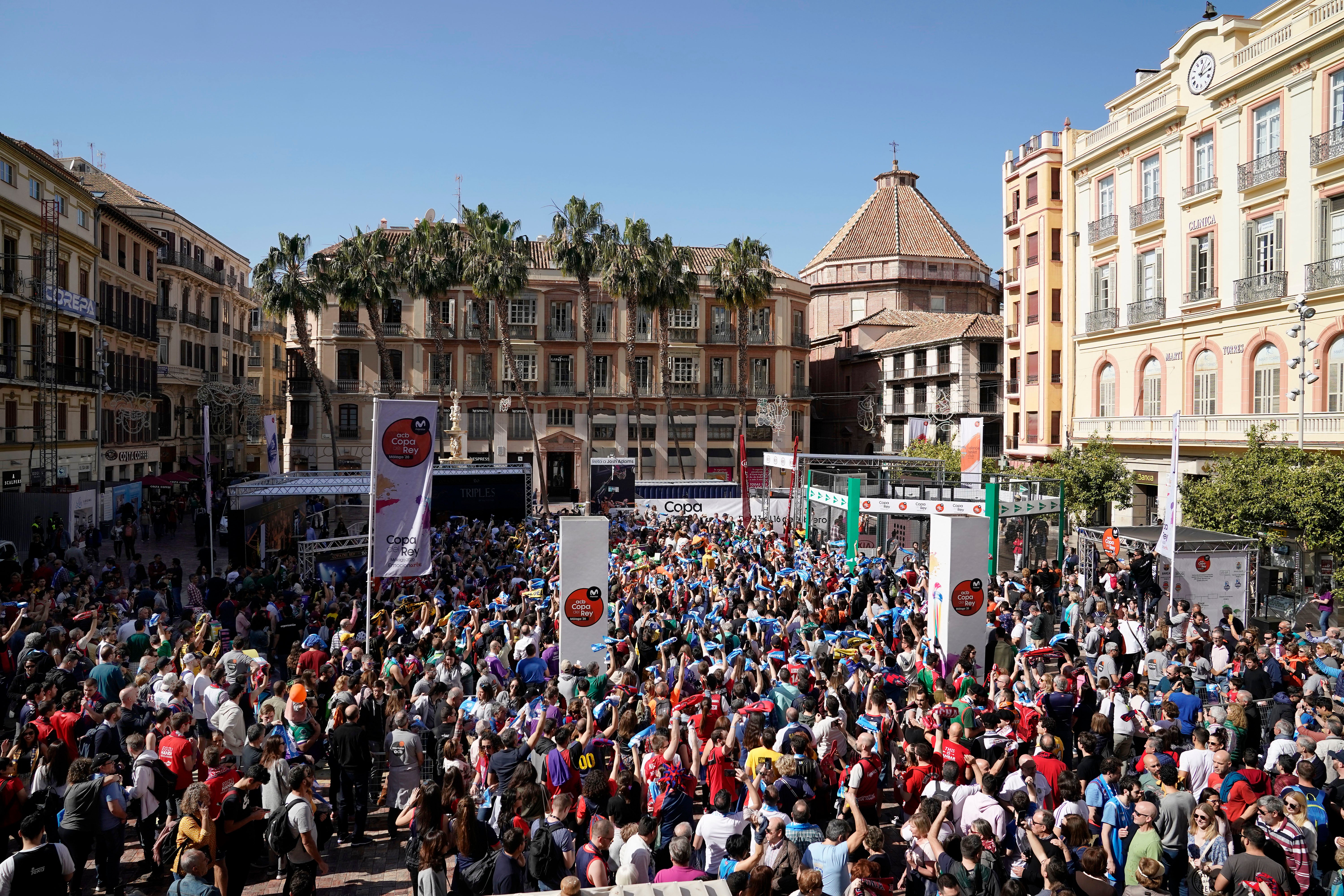 Fotos: La afición del Baskonia reina en la &#039;kalejira&#039; de una Copa sin su equipo