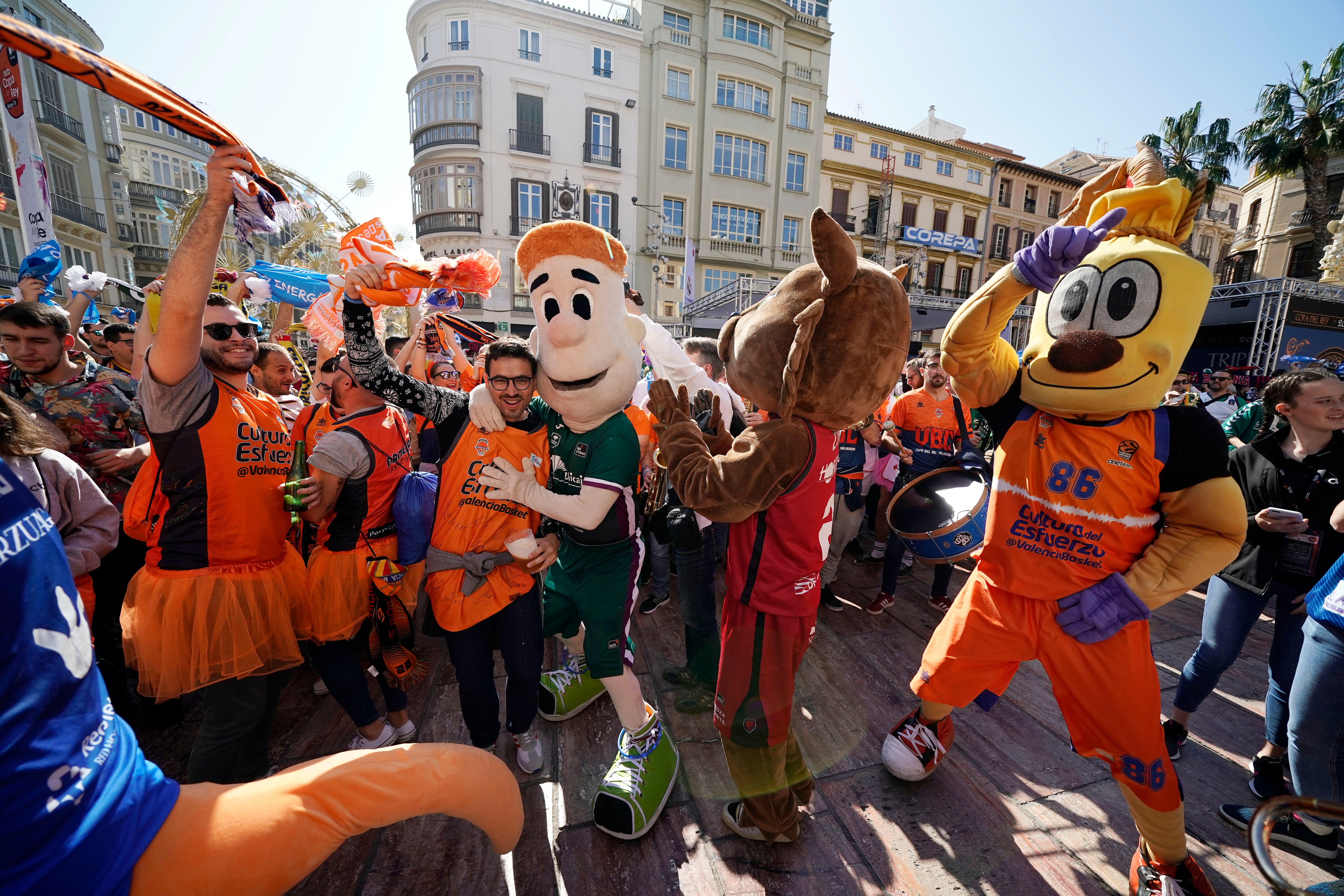 Fotos: La afición del Baskonia reina en la &#039;kalejira&#039; de una Copa sin su equipo