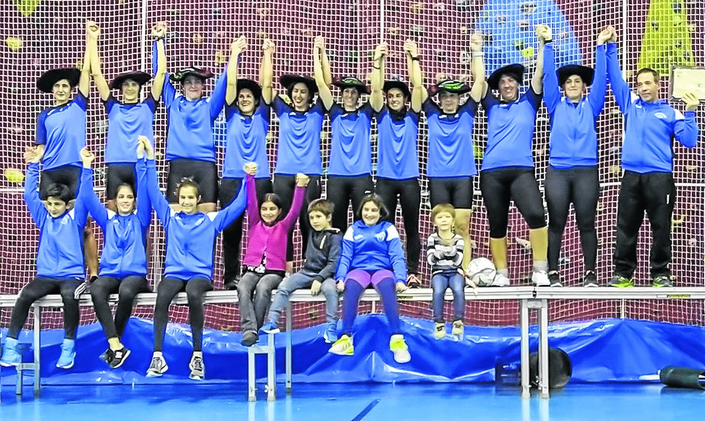 Las vitorianas de Badaiotz celebran su victoria.