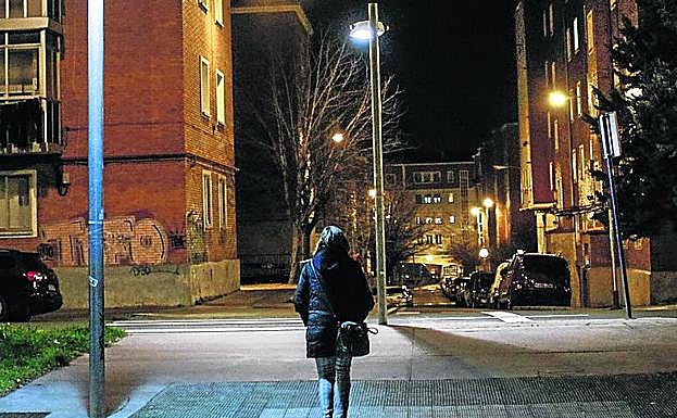 Una mujer transita por Castillo de Fontecha, en Ariznabarra.