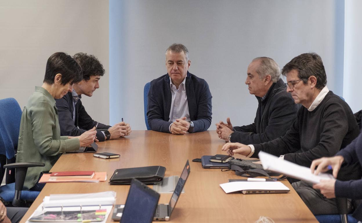 A la reunión también han acudido el diputado general de Bizkaia, Unai Rementaria; el consejero de Medio Ambiente, Iñaki Arriola, y la consejera de Seguridad Estefanía, Beltrán de Heredia