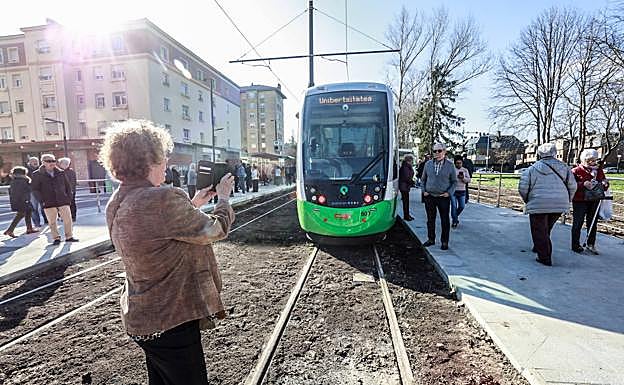 Muchos vitorianos no perdieron la oportunidad de fotografiarse con el nuevo tranvía.
