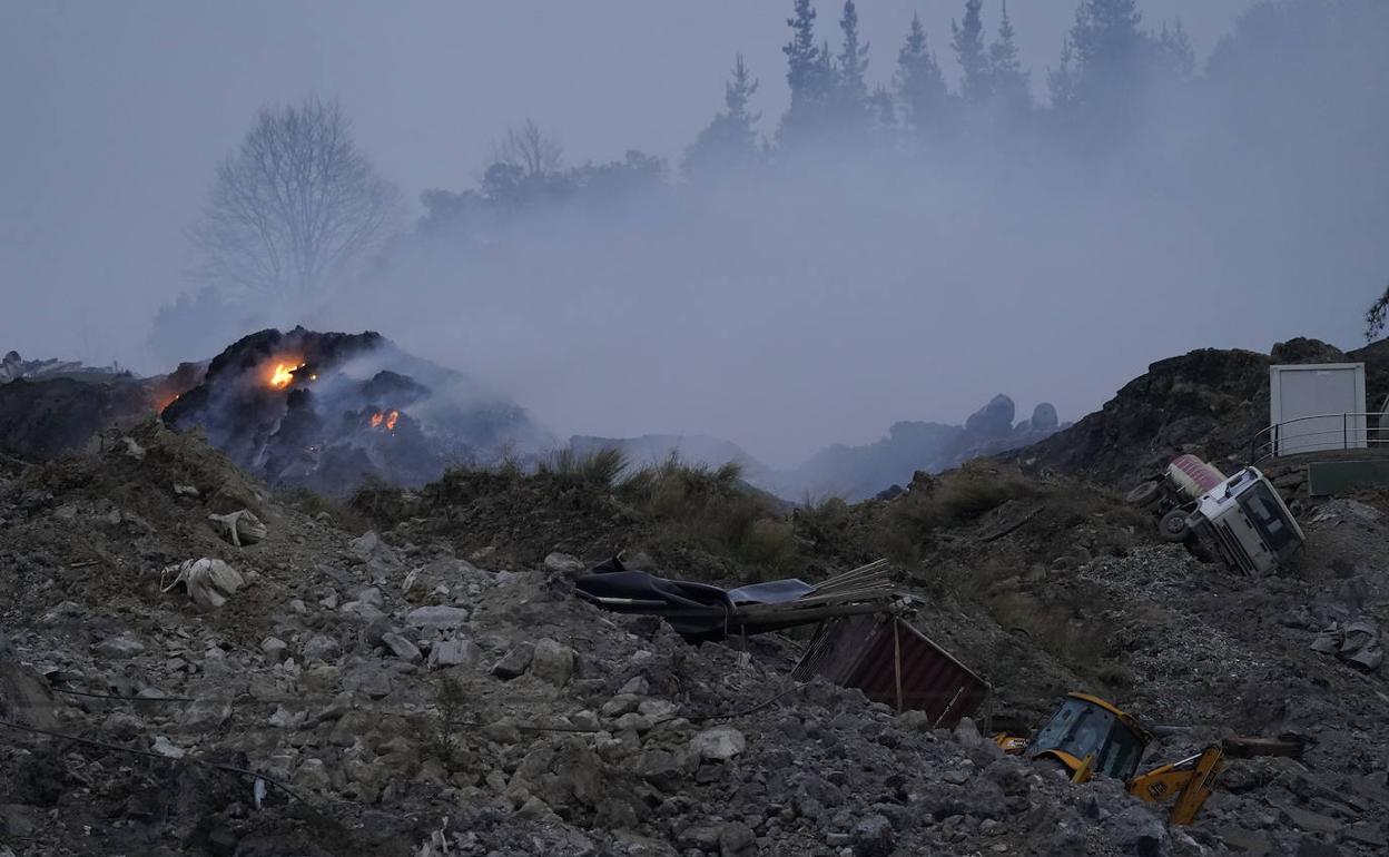 El vertedero de Zaldibar arde a causa del metano. 