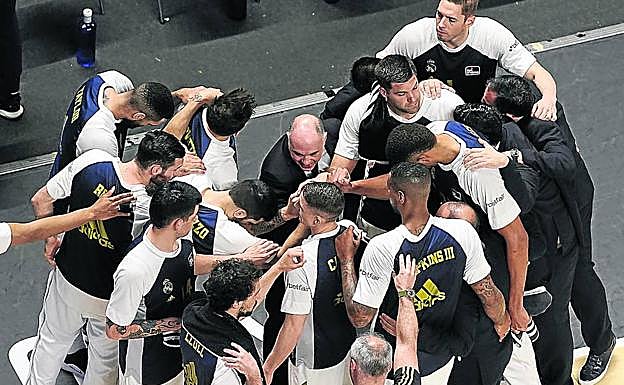 Los jugadores del Real Madrid rodean a Pablo Laso, una metáfora de lo que es el equipo desde su llegada al banquillo. 