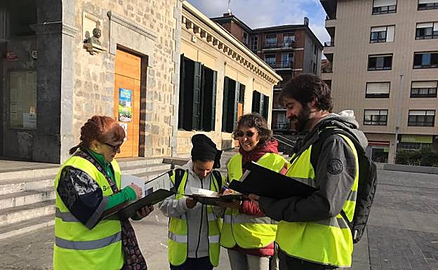 Las cuatro personas trabajan en contacto directo con el Ayuntamiento. EL CORREO