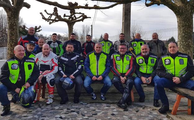 Txuti junto a sus compañeros en Landa, poco antes de sufrir el accidente.