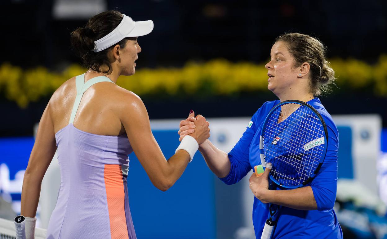 Las dos tenistas saludándose tras el partido en la primera ronda del torneo de Dubai. 