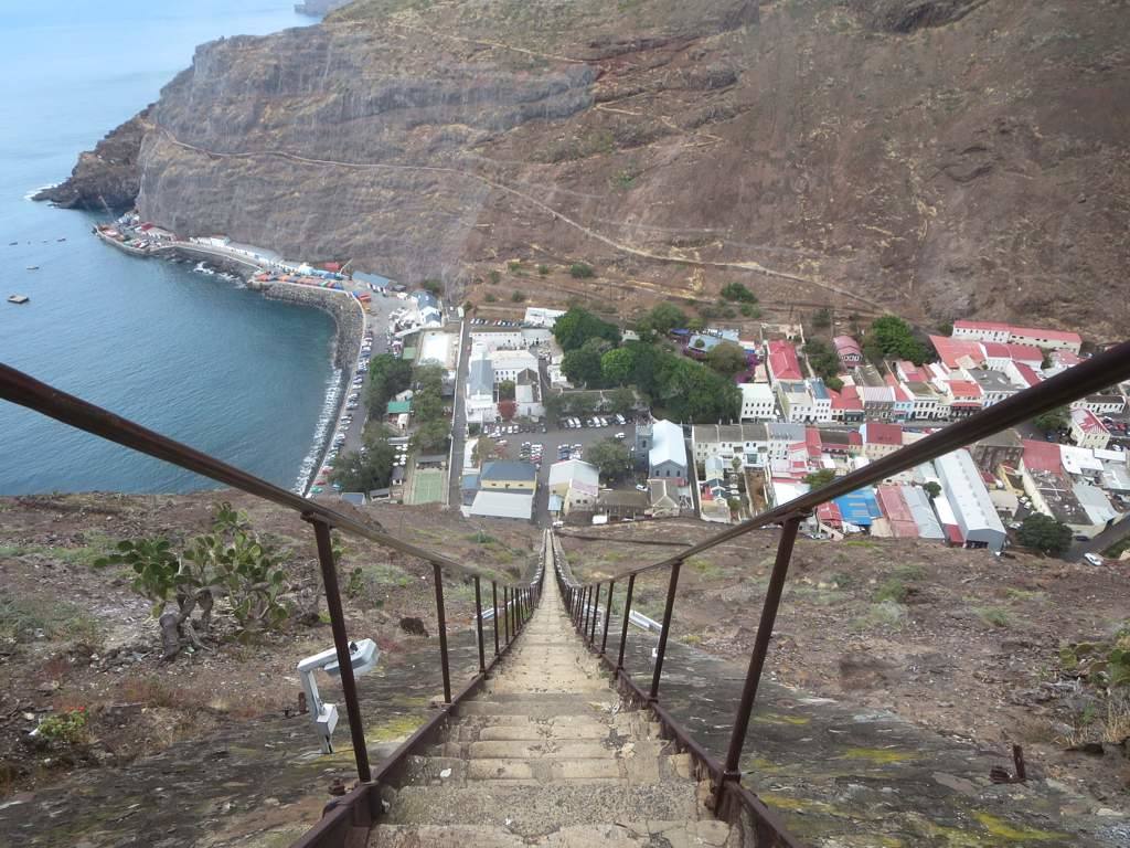 Jacob's Ladder (Jamestown, Santa Helena) | El de Jacob's Ladder es otro de los caminos naturales más empinados del mundo. Con 699 peldaños, conecta Jamestown con la cumbre de Ladder Hill. Reconstruida durante las ultimas décadas del siglo XIX por el Royal Engineers, Jacob's Ladder (o Escalera de Jacob) consta de una subida que supera los 180 metros de altura