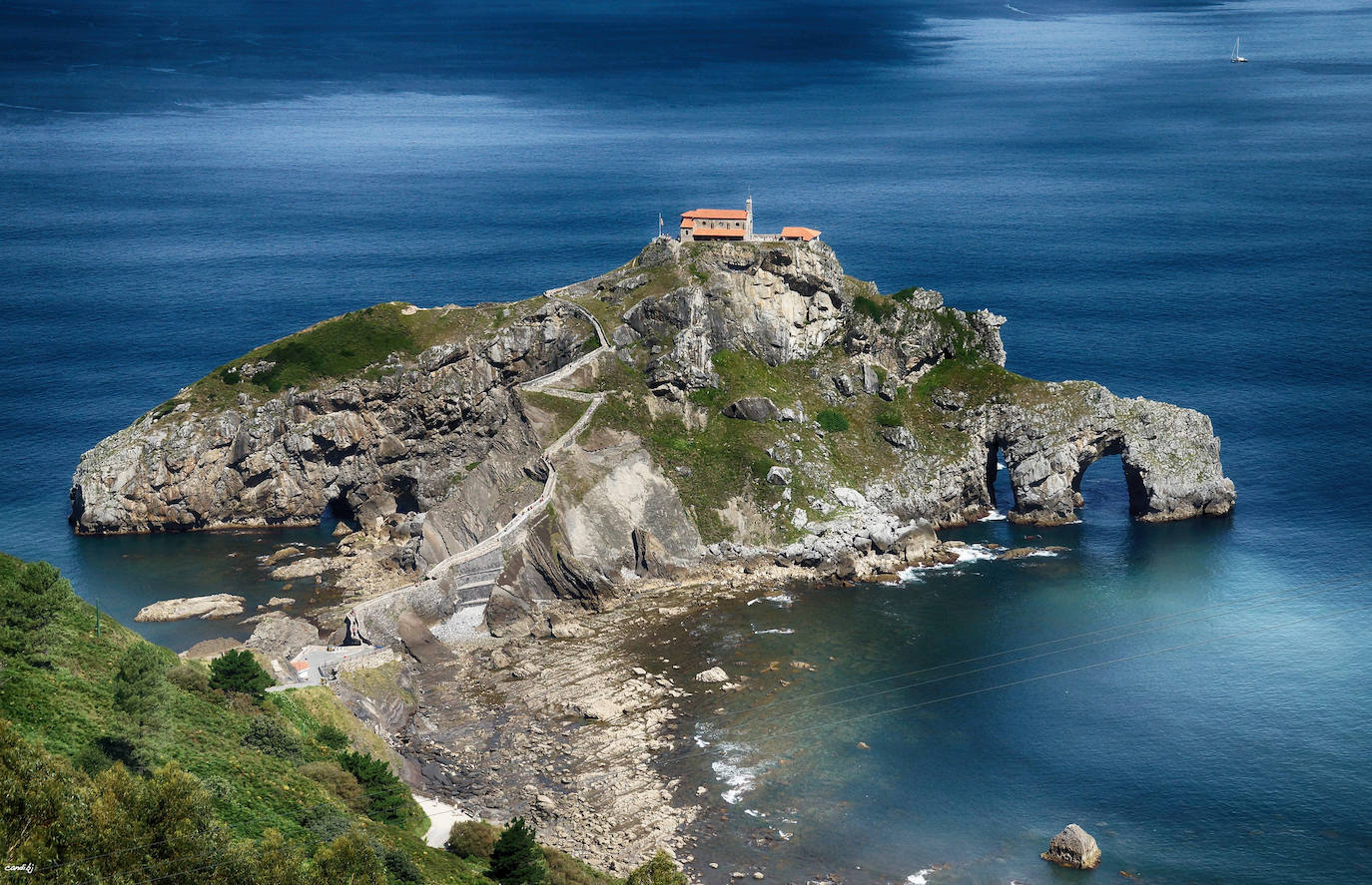 Ermita de San Juan de Gaztelugatxe (Bermeo, País Vasco) | Ubicada en un pequeño islote, en Bermeo, para acceder a esta ermita hay que atravesar la escalera Vía Crucis