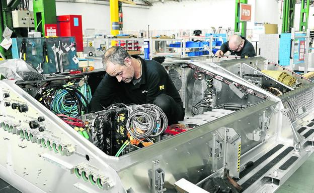 Operarios de Bombardier trabajan en la planta que la multinacional canadiense tiene en Trapagaran.