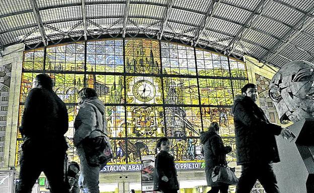 La emblemática cristalera de la estación de Abando.