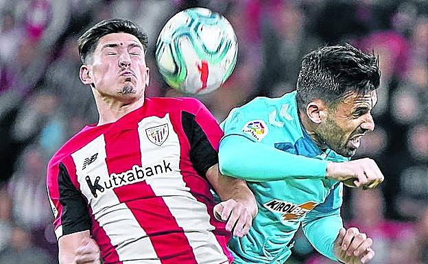Vencedor pelea por alto un balón con Enric Gallego.