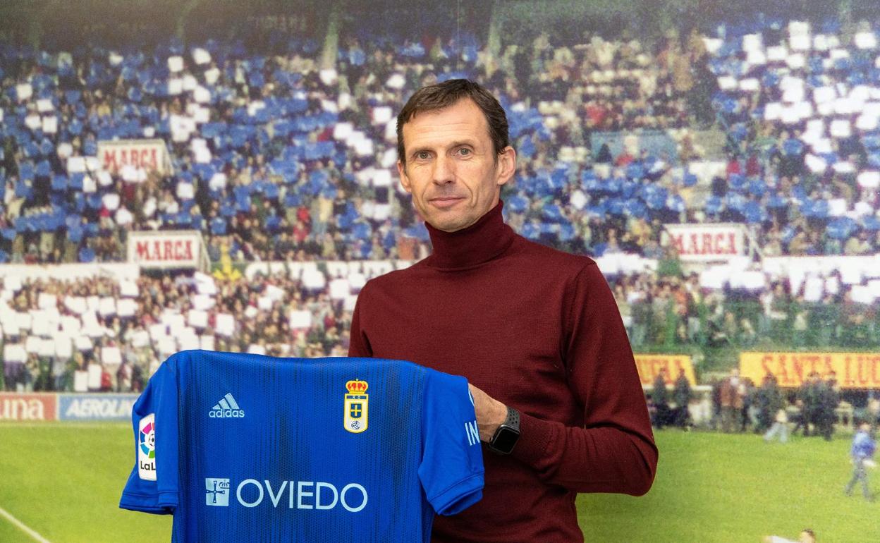 Ziganda posa con la elástica del Oviedo, ayer tras la firma del contrato. 