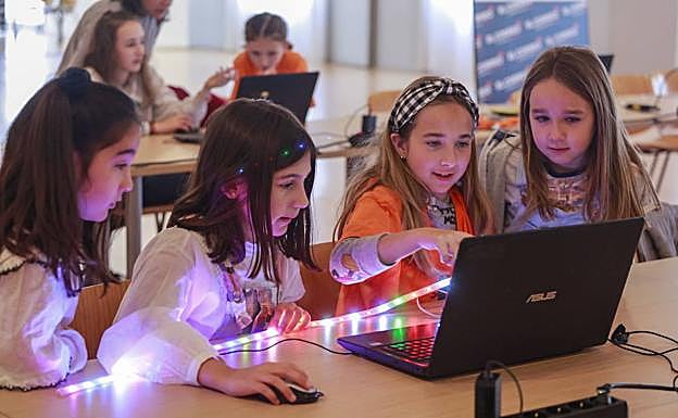 Un grupo de niñas durante un taller en el Artium. 