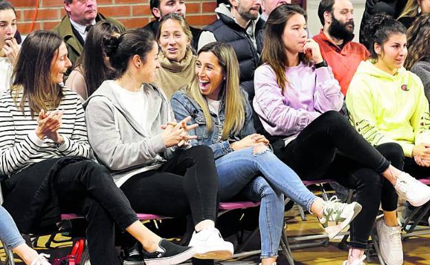 En el partido celebrado en Maloste estuvieron presentes varias futbolistas del Athletic. 