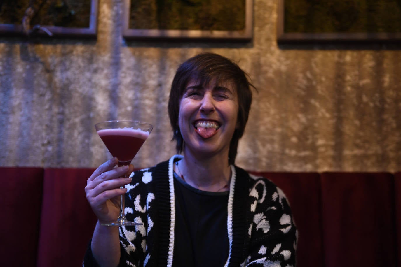 Silvia Allende sirvió cócteles de vodka con base de cereza y arándanos.