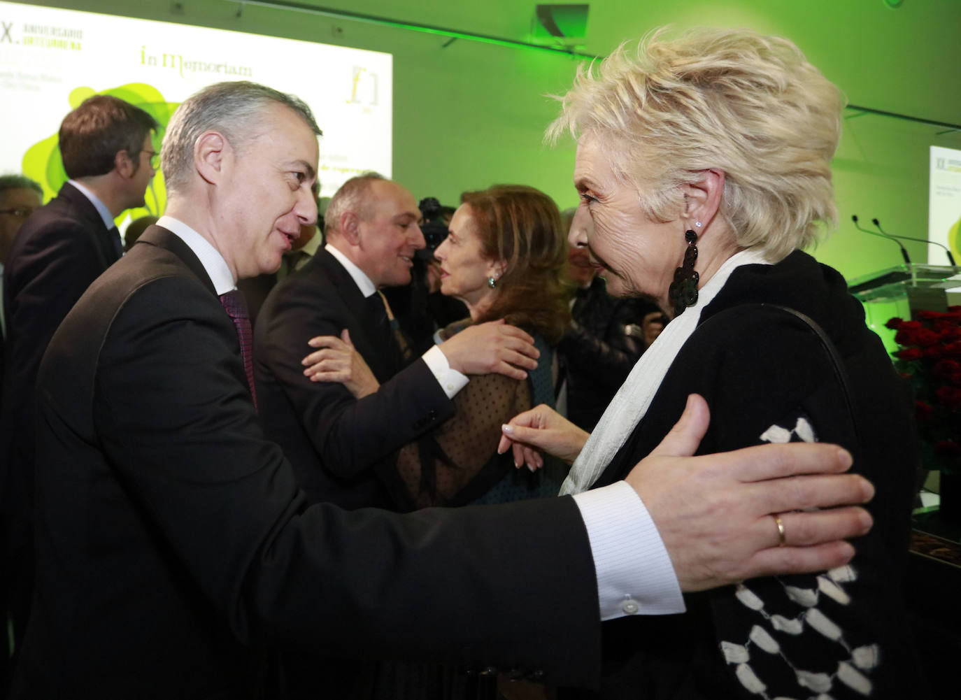 El lehendakari saluda a la madre del ertzaina homenajeado. 