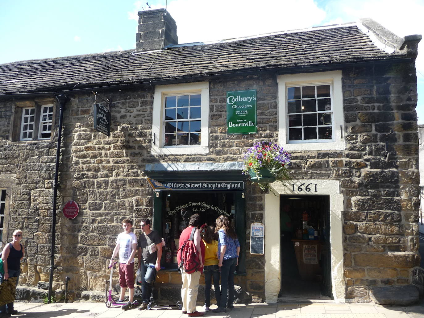 The Oldest Sweet Shop in England aparece en el libro Guinness por ser la tienda de golosinas más antigua del mundo (data de 1827).