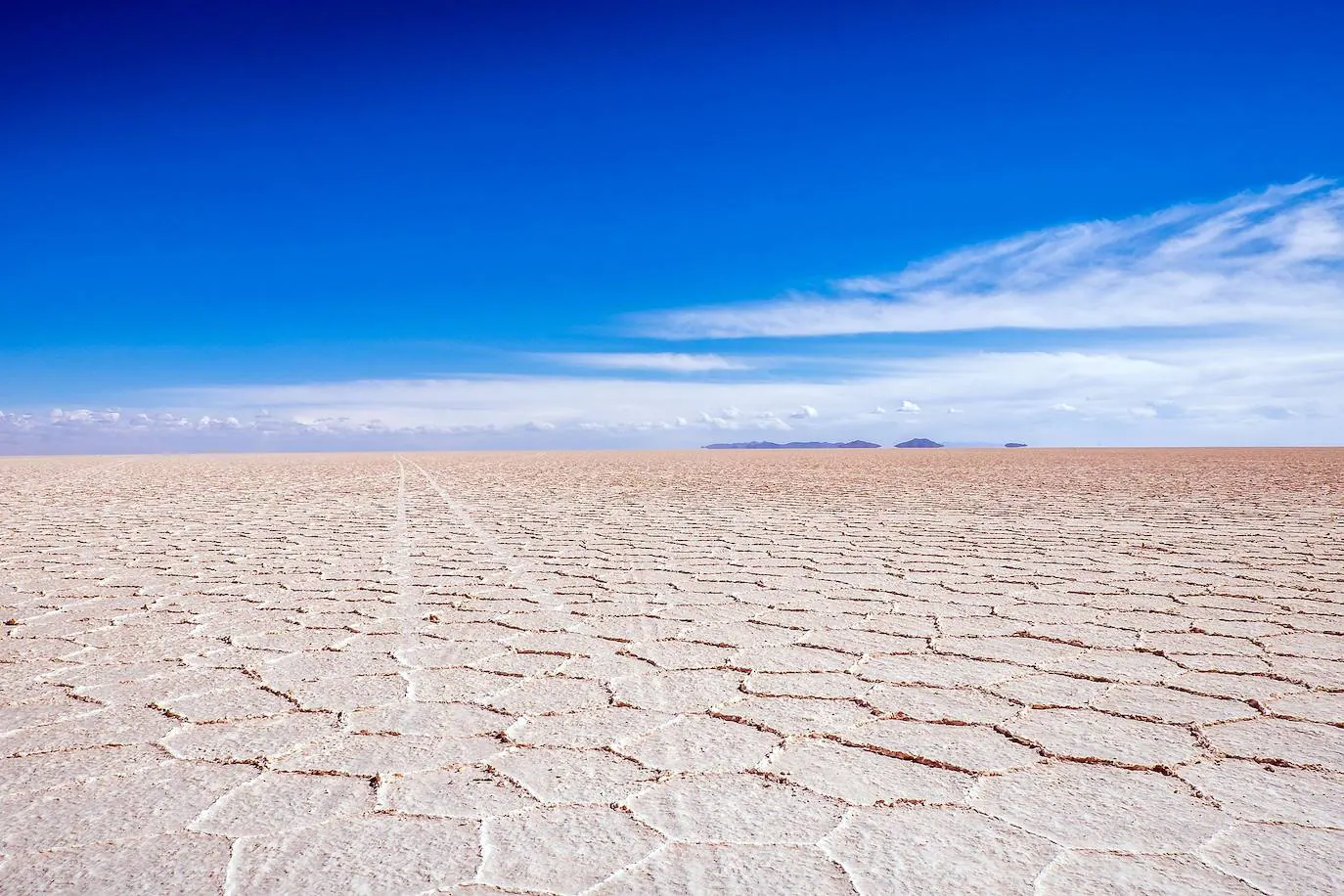 El salar más grande del mundo es el de Uyuni, en Bolivia. Tiene una extensión de más de 10.000 kilómetros cuadrados y 10.000 millones de toneladas de sal.