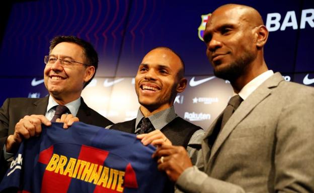 El delantero danés Martin Braithwaite, durante su presentación como nuevo jugador del Barça, junto al presidente Josep Maria Bartomeu y el director deportivo, Eric Abidal. 