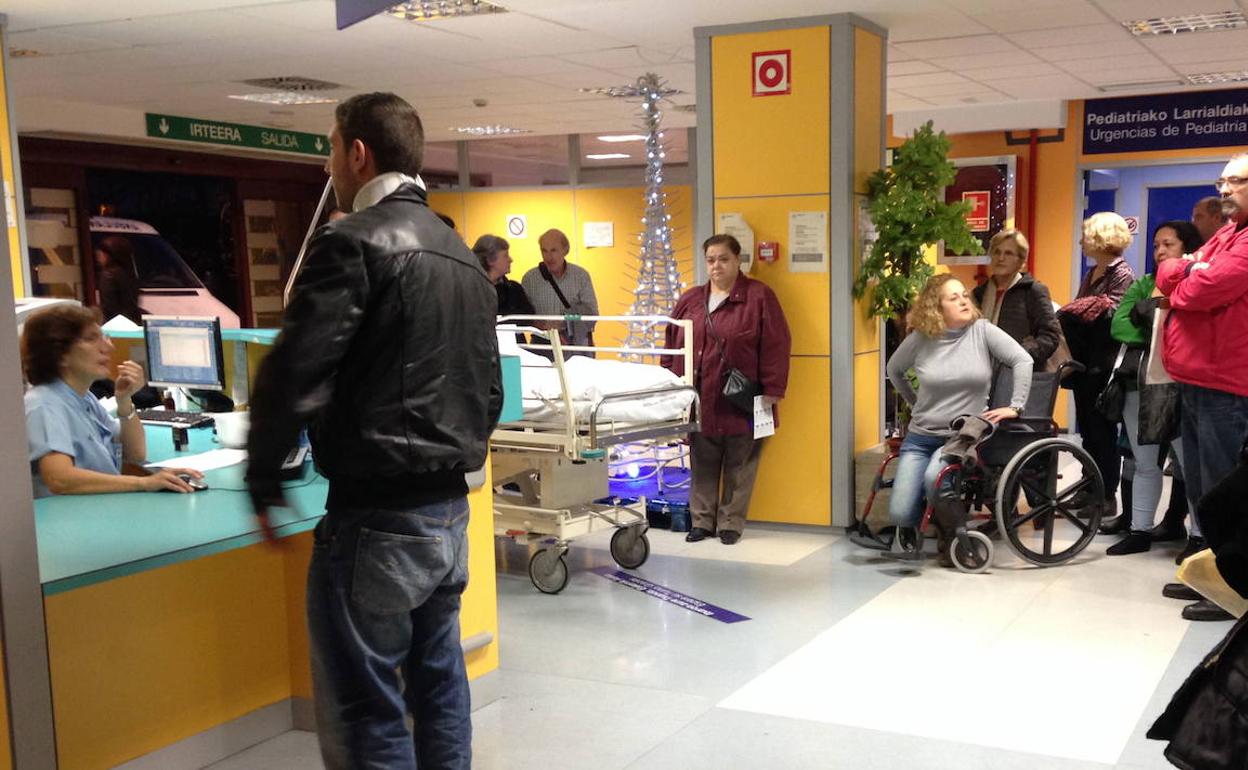 Pacientes esperan ser atendidos en el hospital de Basurto.
