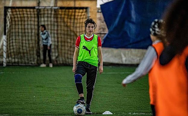 La futbolista Samar Cheikh en plena sesión de preparación. 