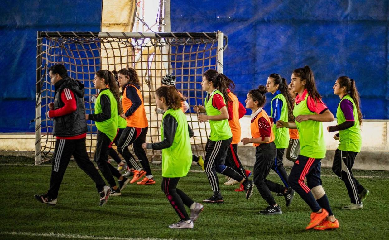 Jugadoras de Amuda entrenando después de lograr el campeonato femenino sirio. 