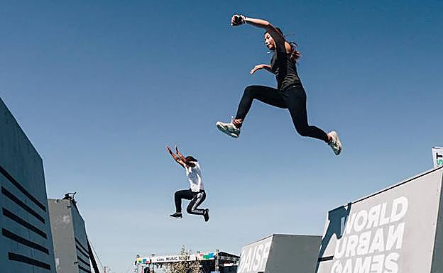 Stefy Navarro, en primer término, ejecuta un salto en los World Urban Games de Budapest. 