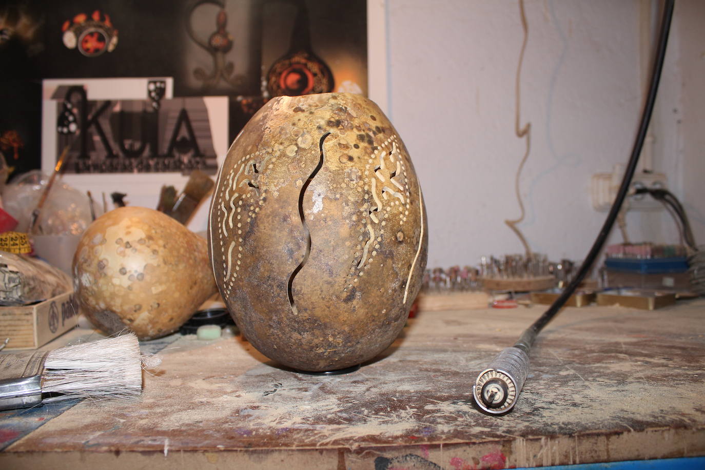 Fotos: El huerto alavés donde crecen lámparas, tazas, pendientes...