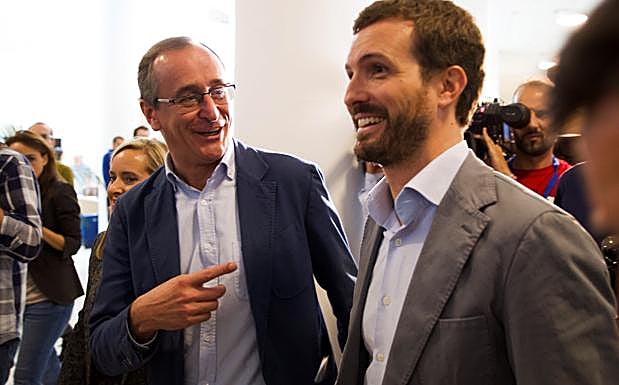 Alonso y Casado, en la clausura de la última convención del PP en Vitoria. 
