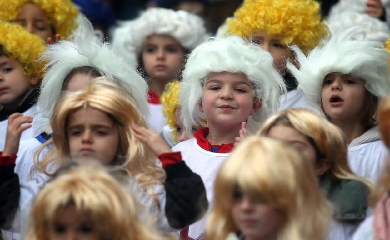 Unos niños, durante el desfile. 